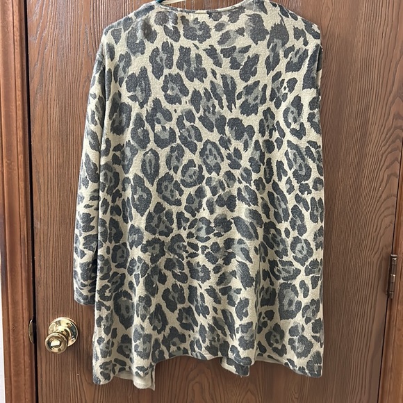 Green Cheetah Print Cardigan - Picture 3 of 4